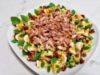 Салат с грибами шимеджи и базиликом