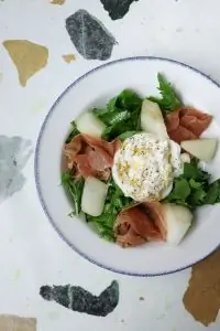 Салат с бурратой, дыней и прошутто