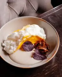 Омлет пуляр с грибами и кремом из пармезана