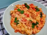 Сытная яичница с овощами и базиликом