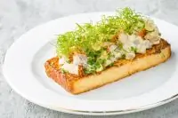 Сэндвич с желтохвостом и копченым угрем