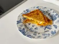 Горячий бутерброд с тремя сырами