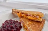 Горячий бутерброд с сыром и чоризо