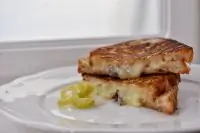 Горячий бутерброд с сыром, халапеньо и анчоусами