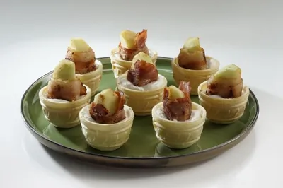 Тарталетки с копченым беконом и зеленым яблоком