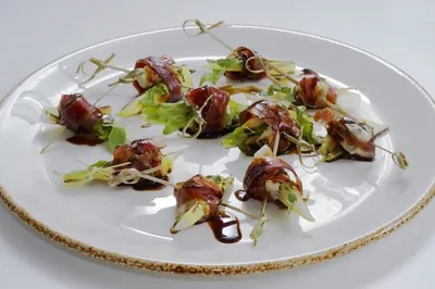 Канапе с прошутто, грушей и сыром с плесенью