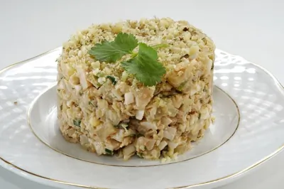 Салат с курицей, ананасом и грецкими орехами