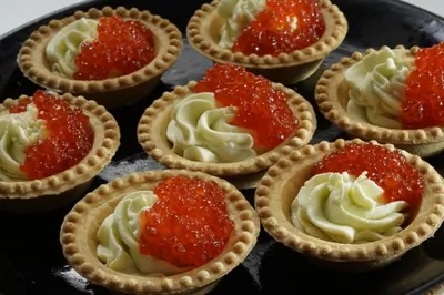 Тарталетки с икрой и васаби