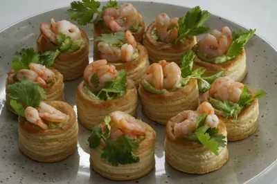 Тарталетки с гуакамоле и креветками