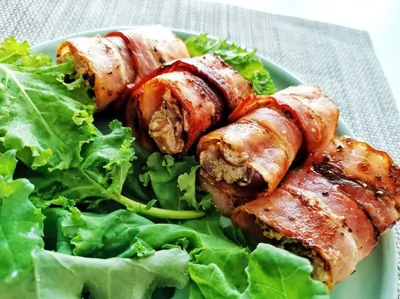 Рулетики из жареного бекона с грибной начинкой