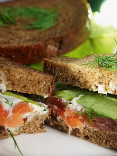 Сэндвичи с семгой и творожным сыром