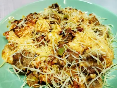 Сырная яичница с мясными колбасками и оливками