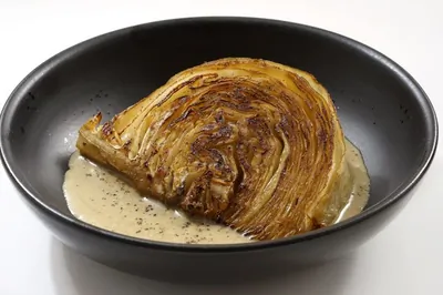 Стейки из капусты с перечно-сливочным соусом