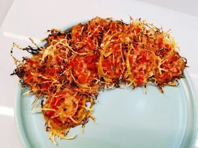 Сырные кеточипсы с томатом и луком