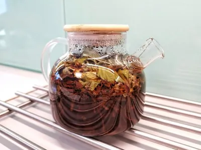 Черный чай с травами и кардамоном