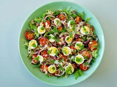 Овощной салат с печенью трески и перепелиными яйцами