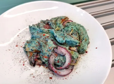 Скрэмбл с соком из красной капусты