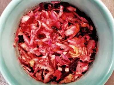 Розовый салат из квашеной капусты с горчичным маслом