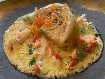 Стейк из капусты со сливочным соусом и мясом краба