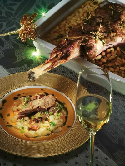 Баранина с розмарином, чесноком, печеной фасолью и перечным соусом