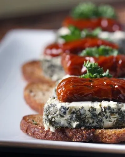 Канапе с сыром рикотта и запеченными томатами
