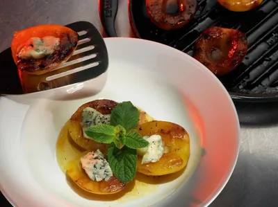 Персики на гриле с горгонзолой и медом