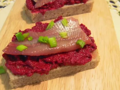 Бутерброд с горчичной селедкой и свеклой