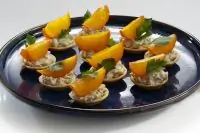 Тарталетки с хурмой и копченой курицей