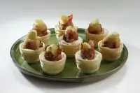 Тарталетки с копченым беконом и зеленым яблоком