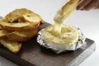 Запеченный камамбер с сухариками