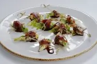 Канапе с прошутто, грушей и сыром с плесенью