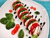 Капрезе со шпинатом
