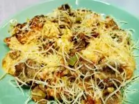 Сырная яичница с мясными колбасками и оливками