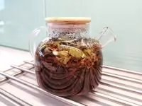 Черный чай с травами и кардамоном