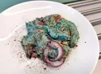 Скрэмбл с соком из красной капусты