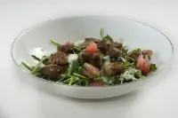 Салат с куриной печенью, грейпфрутом и мацони