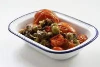 Куриные сердечки на сковороде с запеченными томатами