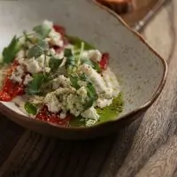 Печеный перец рамиро с соусом из тунца, сыром рикотта и семенами конопли