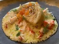 Стейк из капусты со сливочным соусом и мясом краба