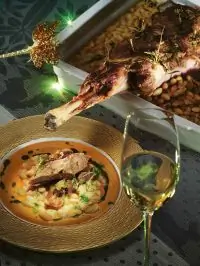 Баранина с розмарином, чесноком, печеной фасолью и перечным соусом