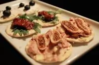 Тапас с фуа-гра, вялеными помидорами и козьим сыром