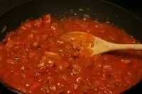 Паппарделле с сосисками, томатами, грибами и базиликом