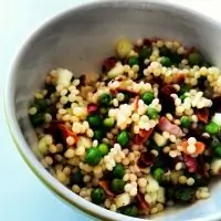 Салат из птитима с беконом, зеленым горошком и лимоном