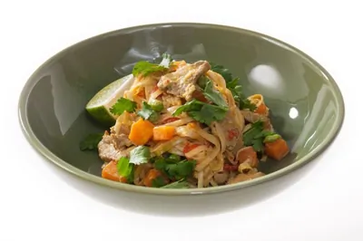 Пшеничная лапша со свининой и карри