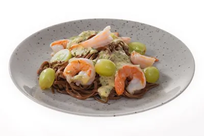 Гречневая лапша с креветками, виноградом и зеленым соусом айоли