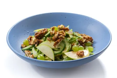 Салат с грецкими орехами и сельдереем