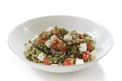 Гречка с помидорами, песто и фетой