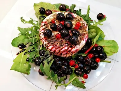 Сыр бри, запеченный с ягодами