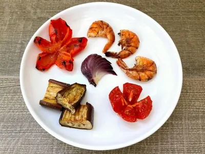 Креветки с овощами в духовке под острым соусом