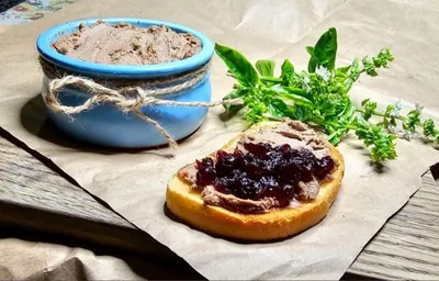 Паштет с коньяком и брусничным соусом
